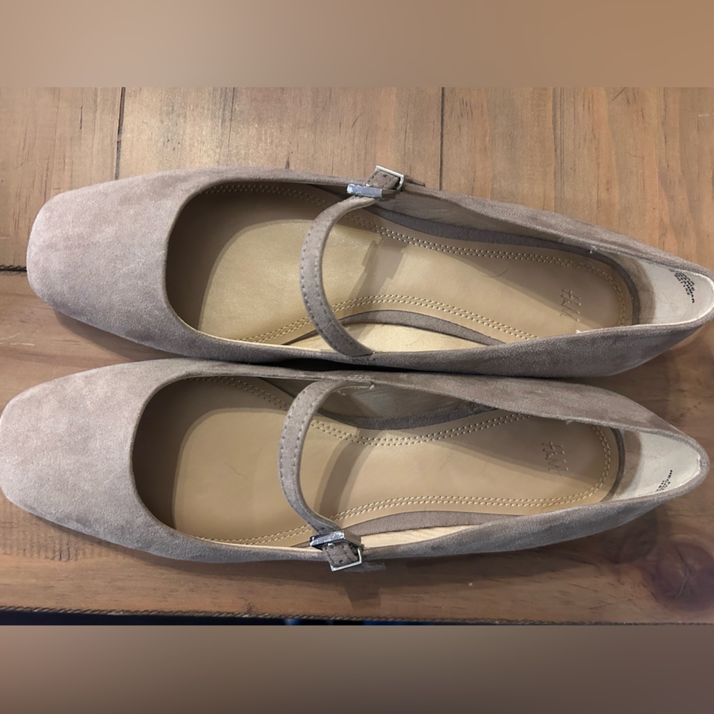 Elegant Tan Ballet Flats